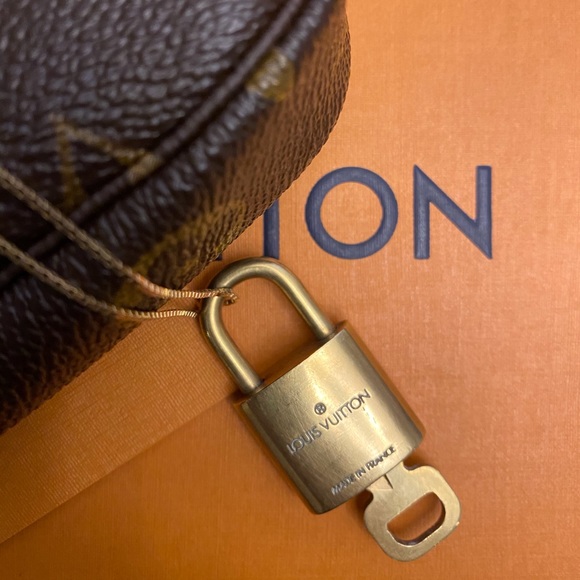 LOUIS VUITTON Lock & Key w/14K Gold Necklace - Picture 4 of 8